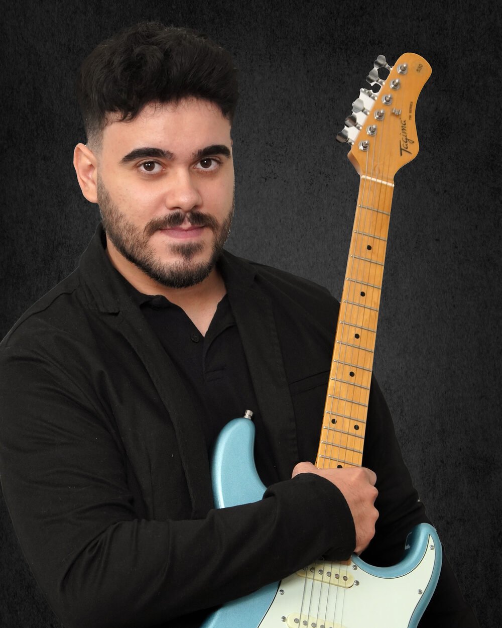Profesor Jhony con su guitarra